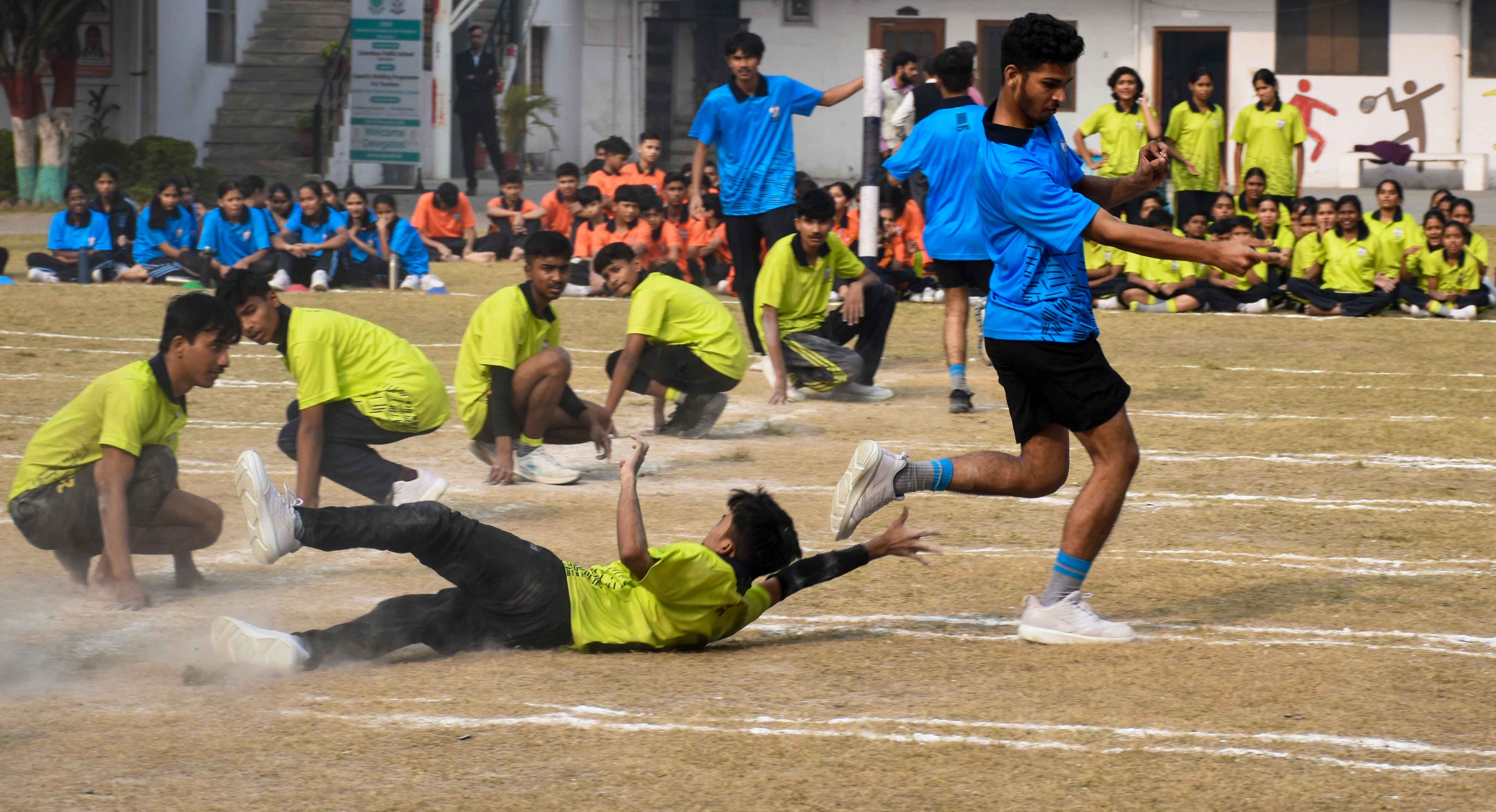 A player attempting to tag an opponent in Kho Kho